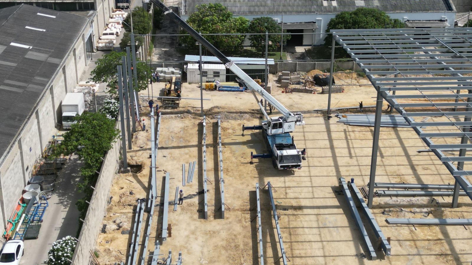 Grúa en el montaje de la estructura metálica de Industrias Cannon, vista desde un dron