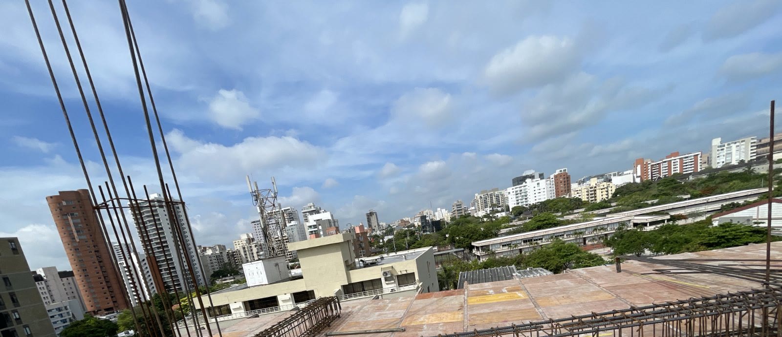 Refuerzo de una losa del Edificio Casa Grande con la ciudad al fondo