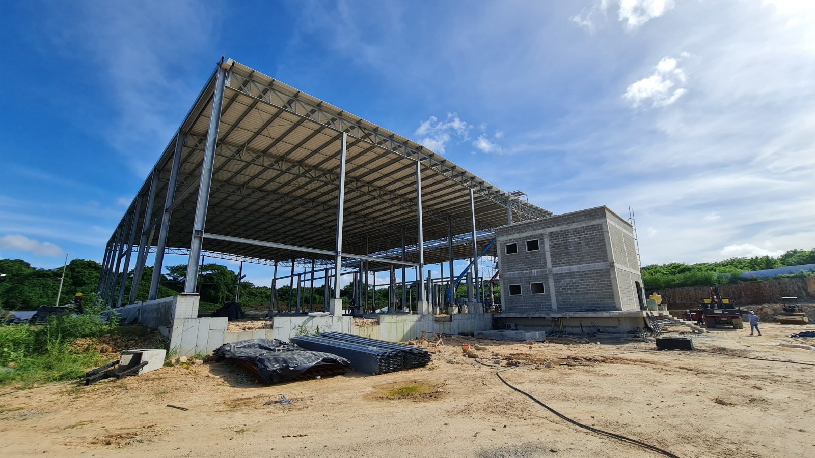 Pórticos metálicos y cubierta de una bodega de Centurión en construcción