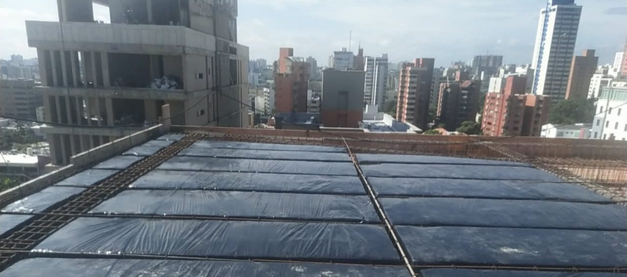 Losa del Edificio Ébano lista para fundir, con la ciudad al fondo