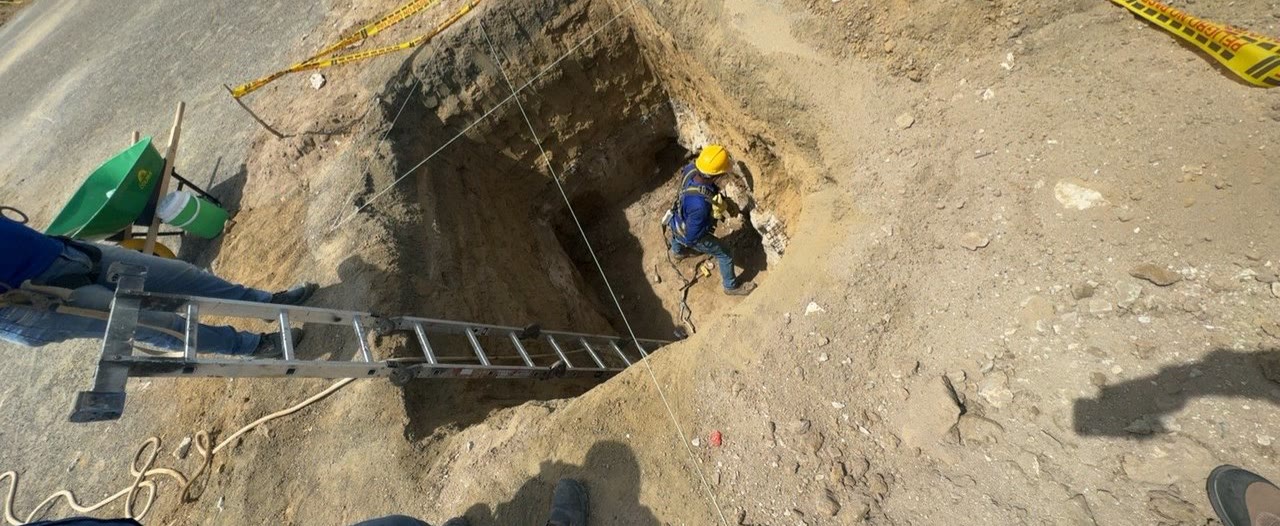 Excavación de una zapata en la obra de la bodega en Galapa