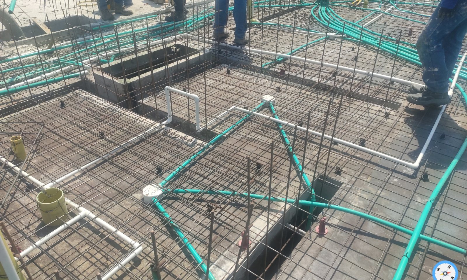 Refuerzo y tuberías en una losa de Altos de Solemio antes de la fundida