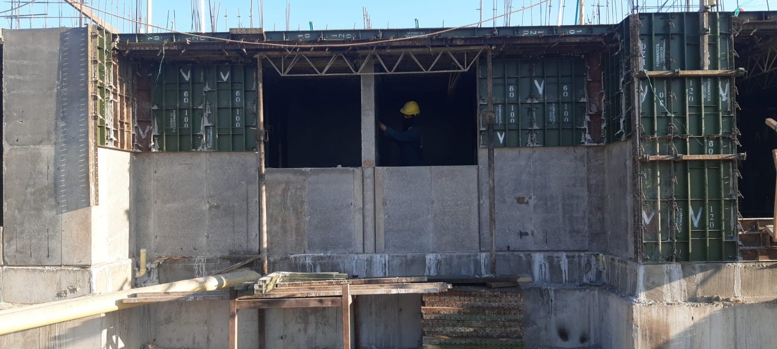 Muros en formaleta de una torre de Altos de Solemio en construcción