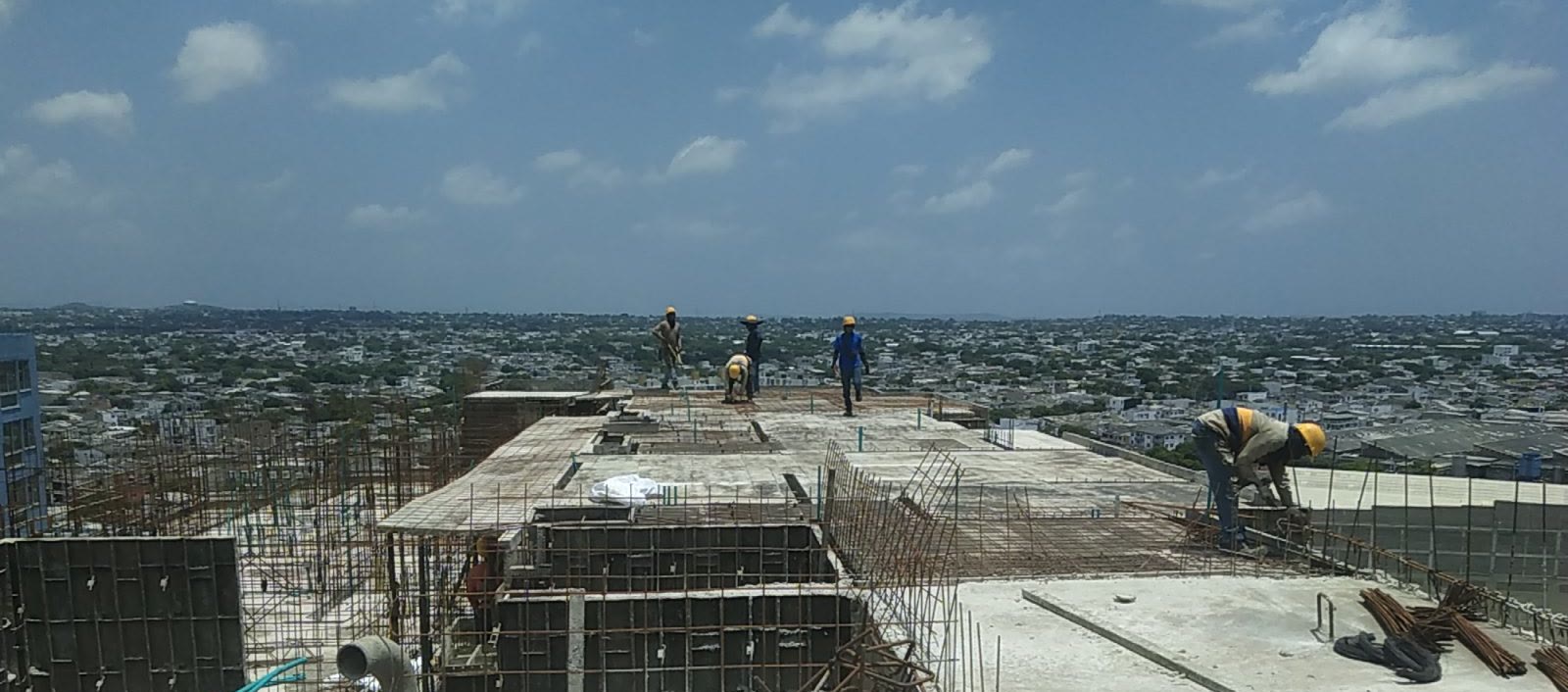 Losa superior de una torre de Altos de Solemio en construcción, con la ciudad al fondo